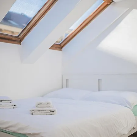 Flat Near Castle Stylish & Prime Location 4 *