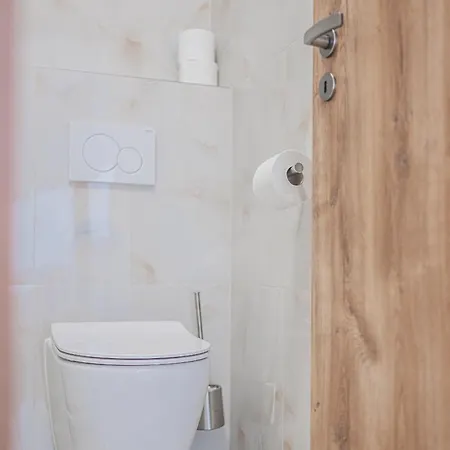Flat Near Castle Stylish & Prime Location 4
