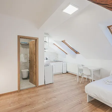Flat Near Castle Stylish & Prime Location 4 Apartmán