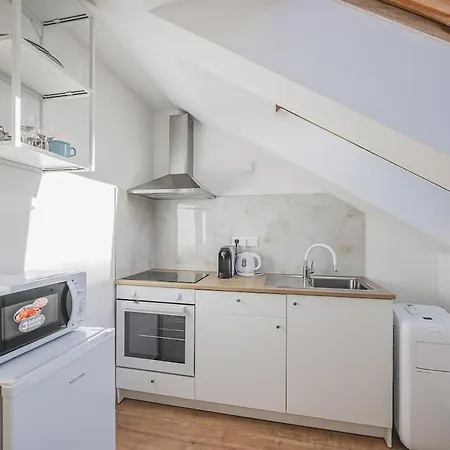 Flat Near Castle Stylish & Prime Location 4