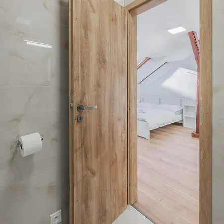 Flat Near Castle Stylish & Prime Location 4 *