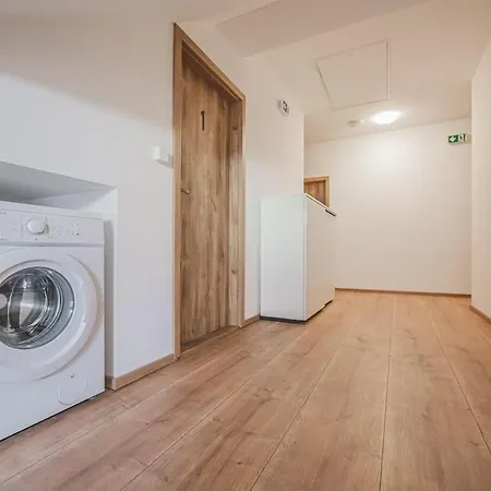 Flat Near Castle Stylish & Prime Location 4 *