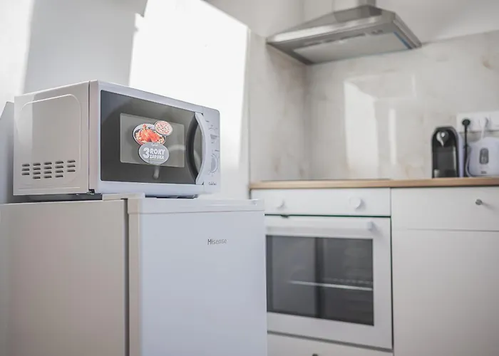 Flat Near Castle Stylish & Prime Location 4 *