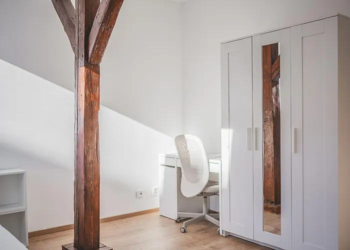 Flat Near Castle Stylish & Prime Location 4 *