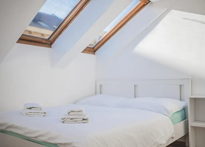 Flat Near Castle Stylish & Prime Location 4 *
